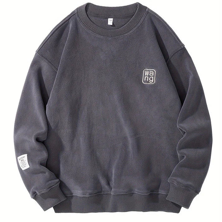 Sweter męski z haftowanymi literami i dekoltem w szpic