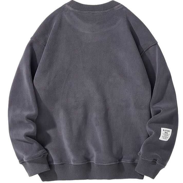 Sweter męski z haftowanymi literami i dekoltem w szpic