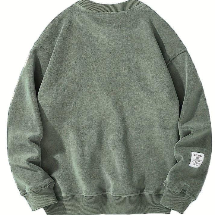 Sweter męski z haftowanymi literami i dekoltem w szpic