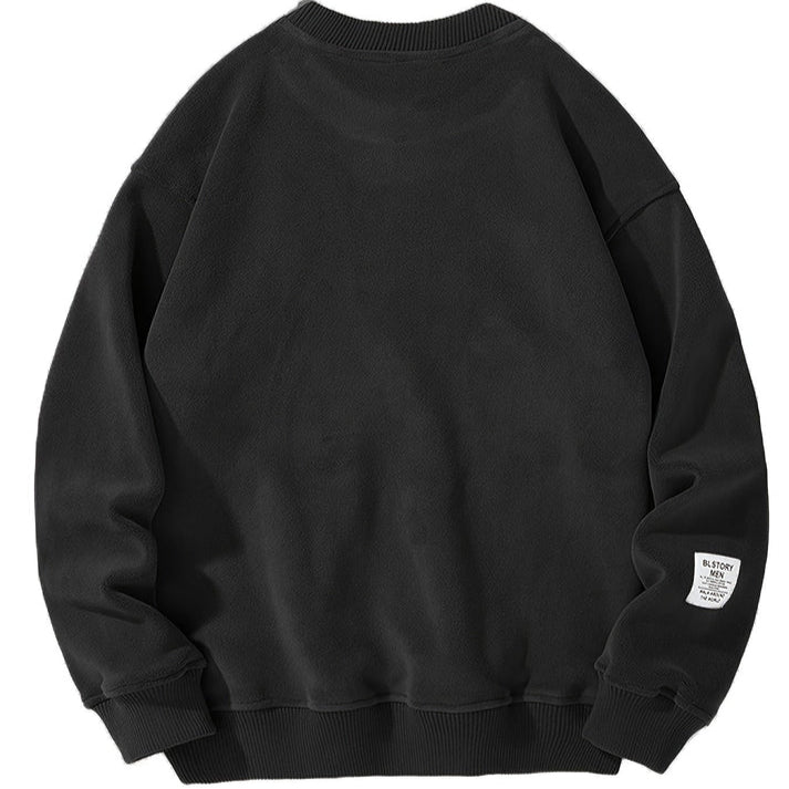 Sweter męski z haftowanymi literami i dekoltem w szpic